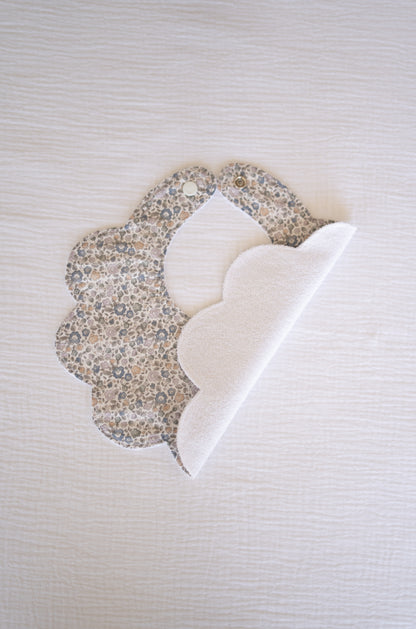 Babete Algodão Orgânico com Flores Azuis