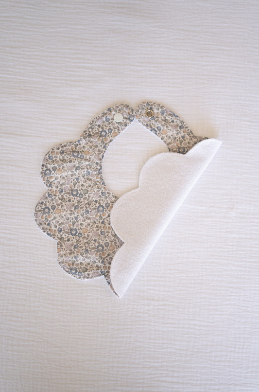 Babete Algodão Orgânico com Flores Azuis