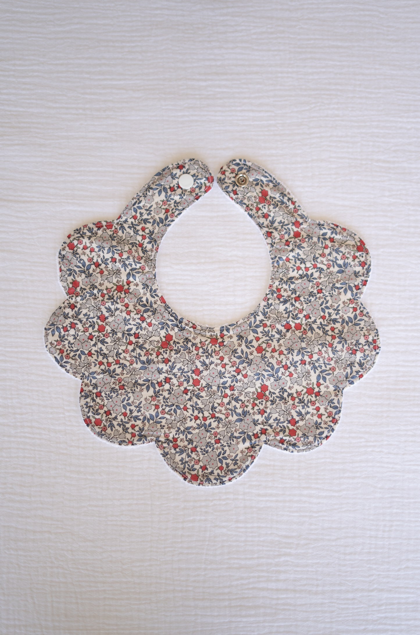 Babete Algodão Orgânico com Flores Cinzas